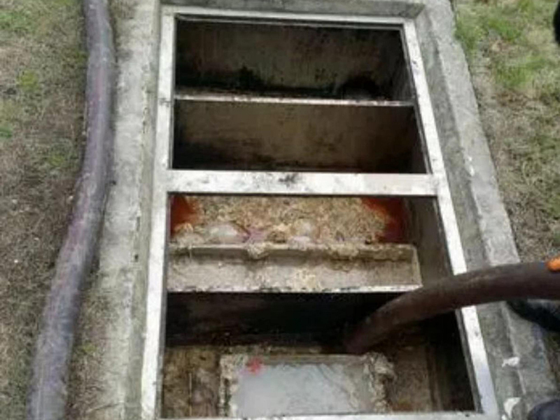 抱由镇隔油池清理