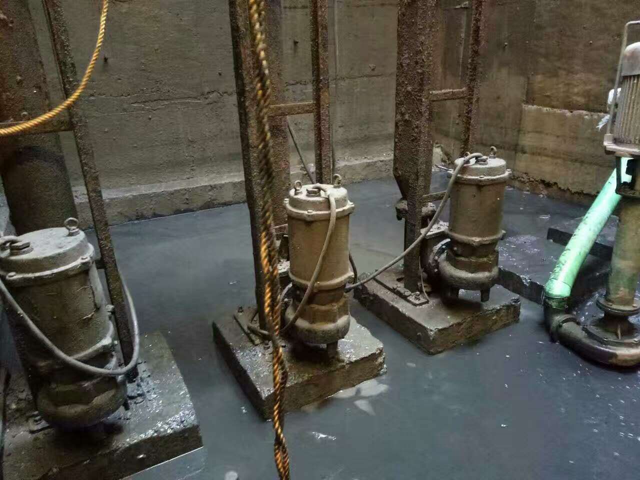 抱由镇污水池清理