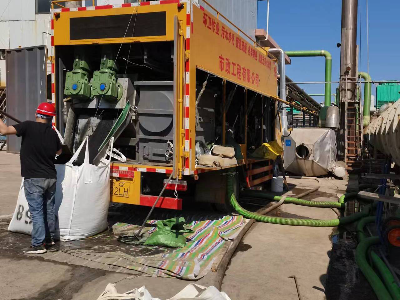 抱由镇淤泥压干处理