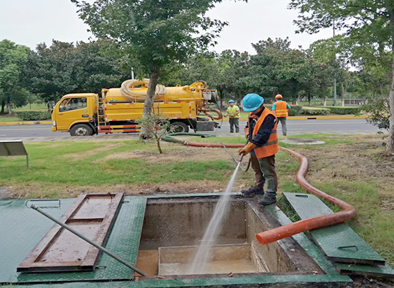 抱由镇化油池清理