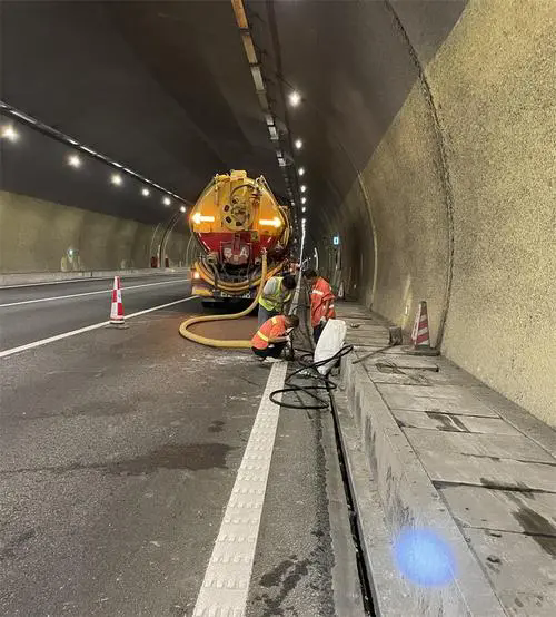 抱由镇隧道排水渠清淤